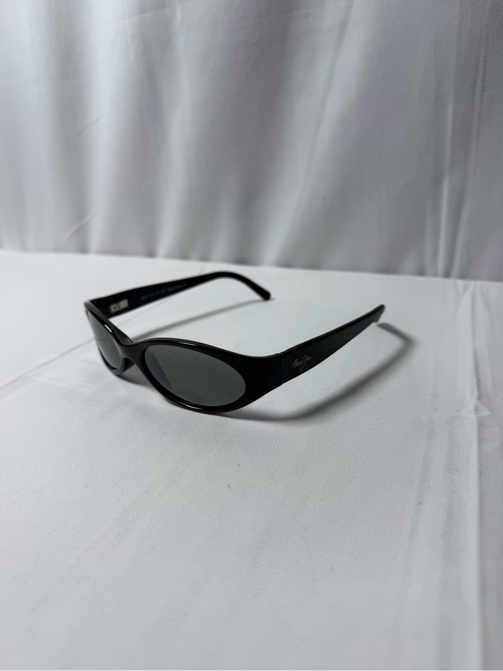Black Women's Oval Sunglasses - Classic Design